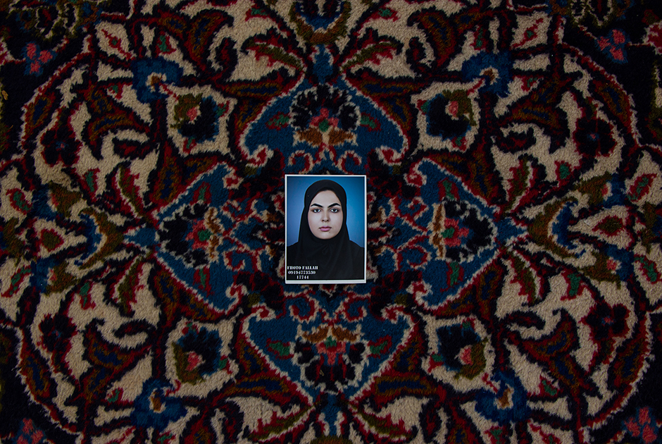 Ромина всегда умела постоять за себя и никогда не лезла за словом в карман. Это не вписывалось в мировоззрение отца и концепцию иранской семьи, где роли мужчины и женщины строго распределены. Поэтому ей не нашлось места в консервативном Иране, где свободолюбивой художнице пришлось бы носить хиджаб и вести домашнее хозяйство.
