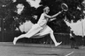 Француженка Сюзанн Ленглен доминировала в женском теннисе в 1920-е годы, параллельно переписывая правила теннисной моды. Укороченные юбки, майки без рукавов и налобные повязки стали ее фирменным стилем. 