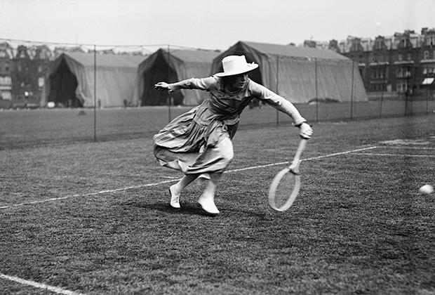 Несмотря на внешнюю массивность, платья начала века не сковывали движений, позволяя теннисисткам играть не только у задней линии. На фото 1918 года — мисс Мэй Тернер. 