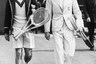 К концу десятилетия шорты перестали быть чем-то необычным, а вдоль выреза свитера допускалась широкая цветная полоса. Банни на Уимблдонском турнире 1939 года.