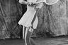 Даже в 1940-е годы такая длина юбки будет казаться провокационной, а в 1935 году, когда была сделана эта фотография, актриса Кэтрин Хепберн буквально эпатировала общество. 