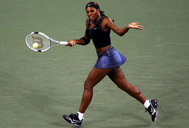 Короткий топ, джинсовая юбка, пирсинг, повязка на голове — Серена Уильямс на US Open в 2004 году создала образ девчонки с Нью-Йоркских улиц.