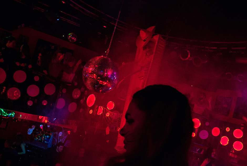 У Ромины редко бывает свободное время, но иногда ей удается сходить в ночной клуб или бар. На родине девушки вечеринки проходят только подпольно.