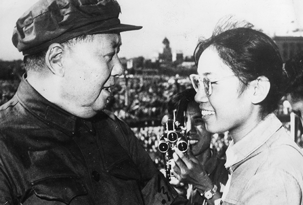 Девушка-хунвэйбин и Мао Цзэдун