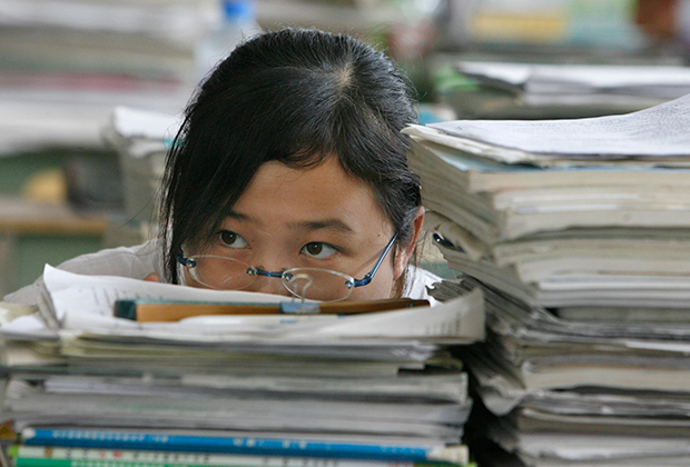 Китайская школьница в библиотеке