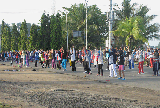 Групповые занятия физкультурой папуасского населения в Соронге