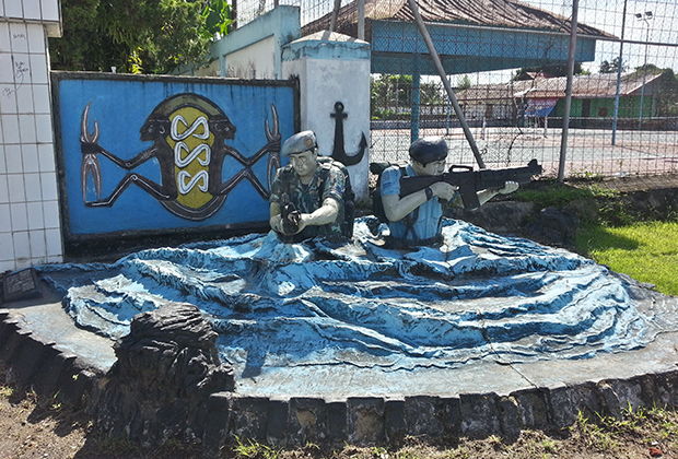 Памятник героям папуасского десанта в Соронге