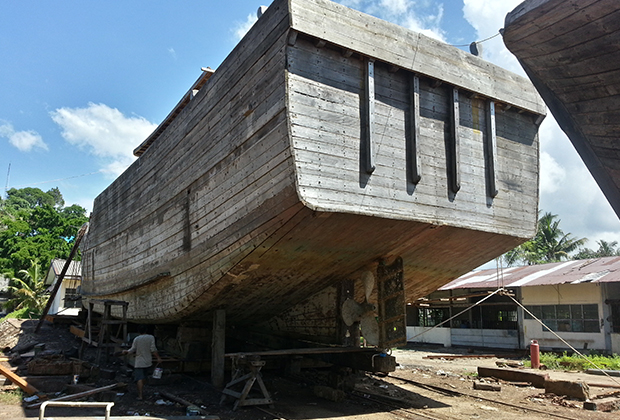 Строительство деревянного ковчега в Соронге