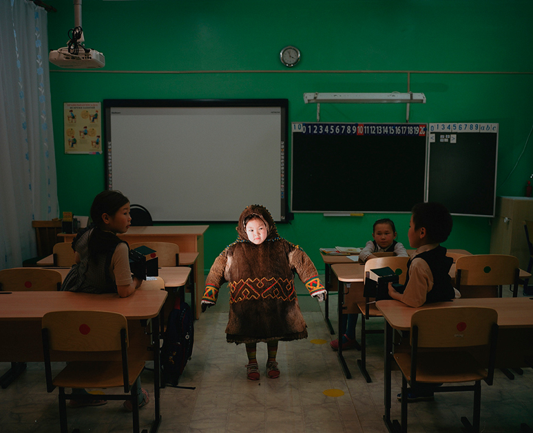 Школьница в традиционном костюме в школе-интернате для этнических ненцев.