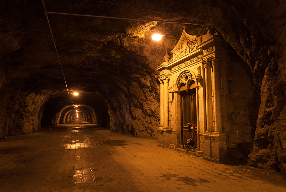 Единственная возможность попасть в город — преодолеть полукилометровый тоннель со скудным освещением. Зато можно почувствовать себя контрабандистом или героем фильмов про Зорро.
