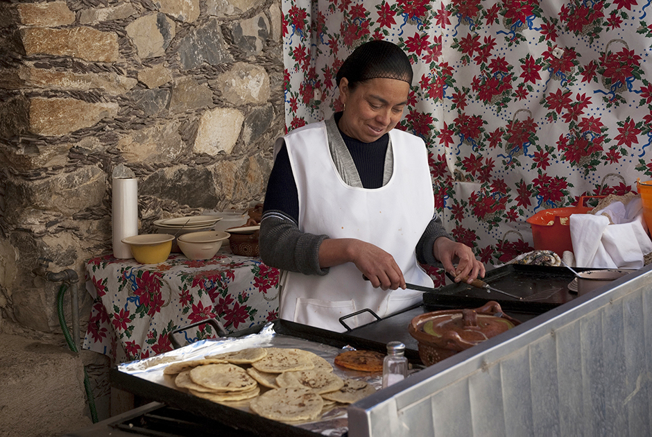 Женщина готовит гордитас — мексиканский пирог из кукурузной муки. Гордитас бывают сладкими и нет, с начинкой и без оной. Наибольшей популярностью пользуются гордитас с сыром и мясом. 