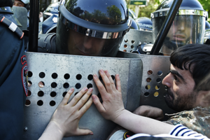 Армянский бунт Почему в Ереване штурмуют парламент и дерутся с полицией