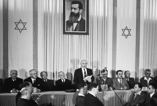 Давид Бен-Гурион (первый премьер-министр Израиля) публично оглашает Декларацию независимости Израиля, 14 мая 1948 года, Тель-Авив