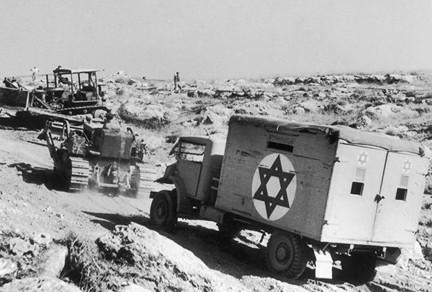 Бульдозер буксирует фургон с пострадавшими израильскими солдатами. 1948 год