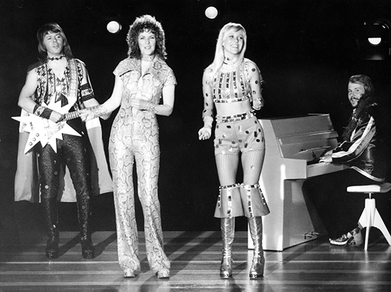 В начале 1970-х сочетание этнических мотивов с футуристическими было популярным трендом. Не брезговали им и участники группы ABBA. Только посмотрите на сапоги на платформе и этнический узор на манишке Бенни!