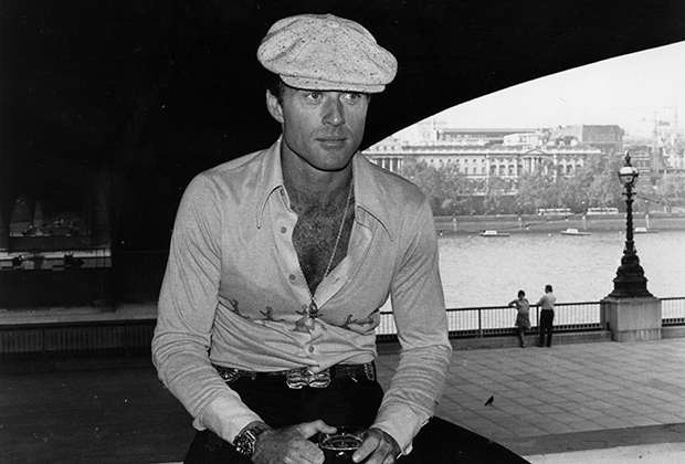 Редфорд сделал кепку неотъемлемой частью своего имиджа. Он сочетал ее с твидовым костюмом, джинсовой рубашкой или типичной для 1970-х рубашкой с большим вырезом и воротником.