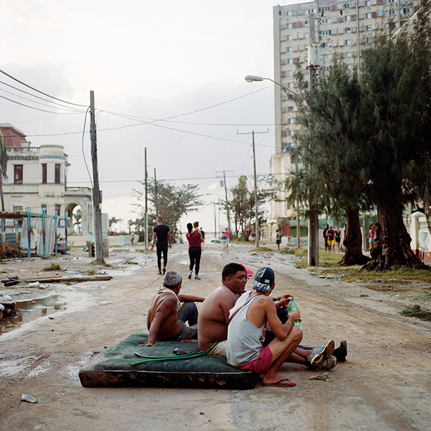 Пока мировые СМИ широко освещали мощнейший атлантический циклон «Ирма», прокатившийся по США, фотограф Карлос Эрнандес Кальво наблюдал за тем, как стихийное бедствие пережили на Кубе, также омываемой Атлантикой.