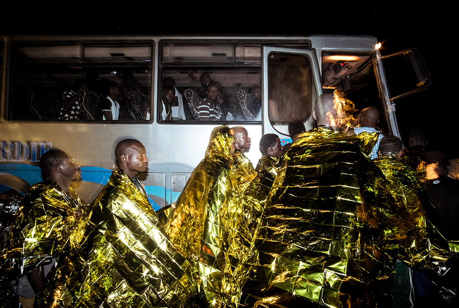 Панцетти следит за проблемой мигрантов еще с 2015 года, когда в Европу хлынули бегущие от гражданской войны в Ливии люди. С тех пор он снял четыре фотосерии: «Мы не вернемся», «Лампедуза», «В промежутке» и «После ада».