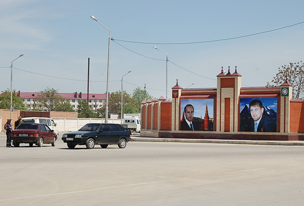 Плакаты с изображениями Путина и Кадыровых появились в Грозном сразу после избрания Рамзана Кадырова главой республики. 