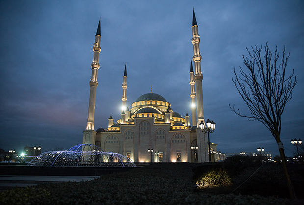 Символ республики и Грозного — соборная мечеть на проспекте Путина. Ее официальное название — «Сердце Чечни» имени Ахмата Кадырова. Крупнейшая мечеть Аргуна называется мечетью имени Аймани Кадыровой, а популярное название «Сердце матери» является неофициальным. 