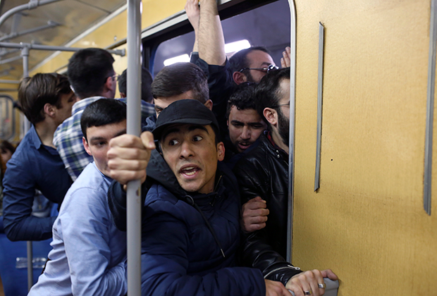 Протестующие блокируют ереванское метро