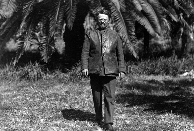 Наркомвоен Лев Троцкий прогуливается в тропическом саду Сухум-Кале (Сухуми)