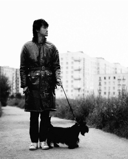 Виктор Цой и скотч-терьер Билл на прогулке. 1985 год. Фото — Дмитрий Конрадт.