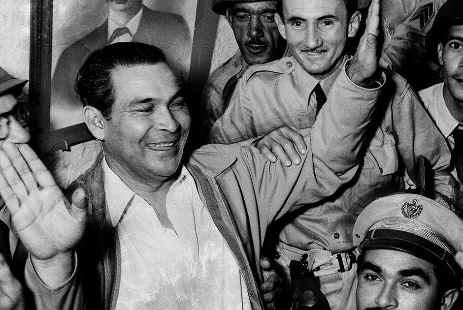 В 1952 году на Кубе произошел переворот, к власти пришел диктатор Фульхенсио Батиста, пользовавшийся огромной поддержкой со стороны США. Одной из причин Кубинской революции стало то, что глава государства принимал непопулярные в народе политические решения в угоду Вашингтону.