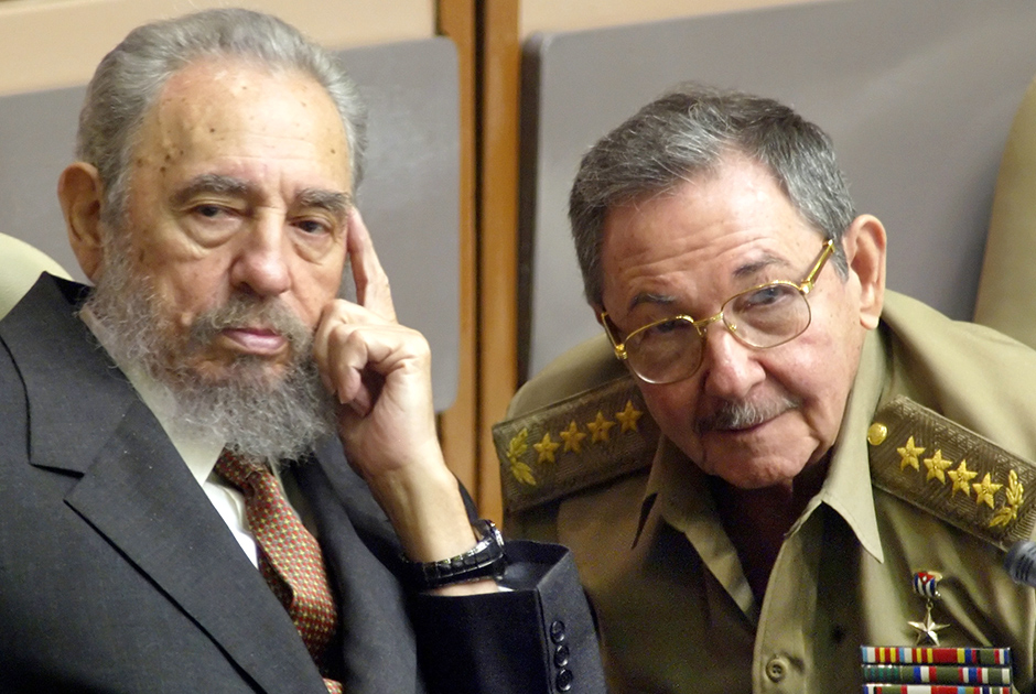 Из-за ухудшения состояния здоровья 31 июля 2006 года Фидель передал полномочия своему брату Раулю Кастро, который моложе его на пять лет. После этого Фидель лишь изредка появлялся на публике и публиковал статьи в кубинских СМИ.

