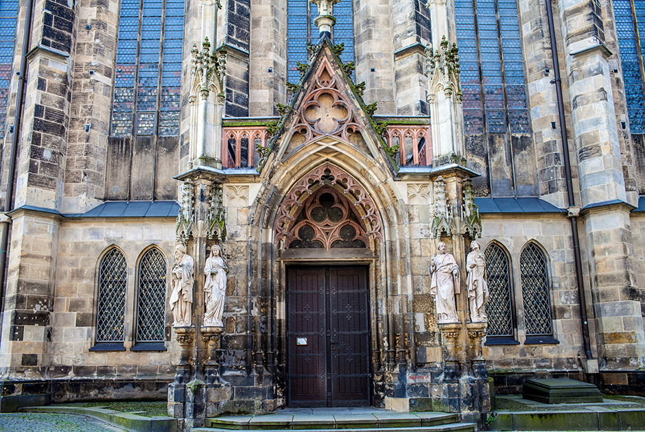 За свою более чем 800-летнюю историю здание церкви Святого Николая претерпело множество перестроек, поэтому сейчас в его облике можно увидеть черты готики, Ренессанса и классицизма. 