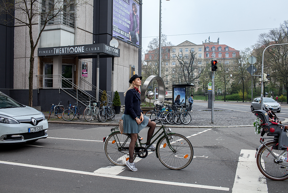 Лейпциг невероятно удобен для передвижения на велосипеде. Можно смело брать в аренду этот вид транспорта, чтобы посмотреть центр или устроить пикник в одном из многочисленных парков города. 
