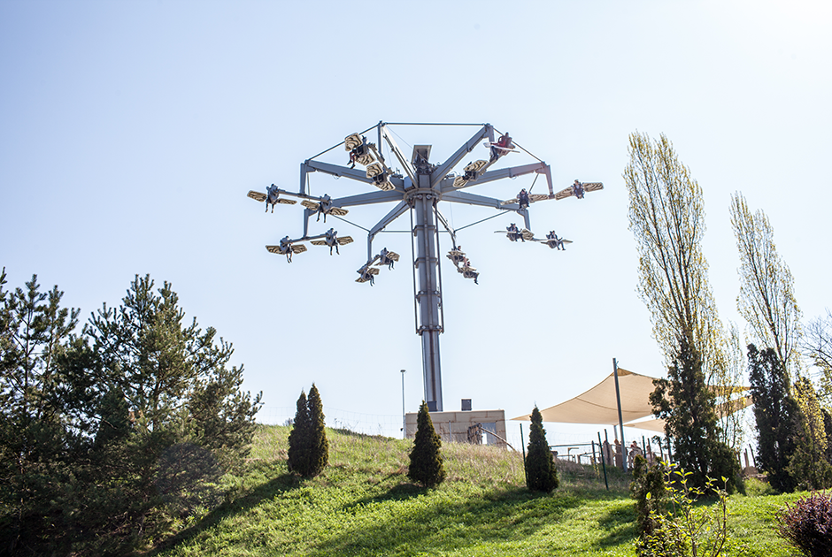 «Самолетики» — один из атракционов парка «Белантис». Можно просто кружить и смотреть на парк с высоты птичьего полета, а можно представить себя пилотом и  сделать сплит. 
