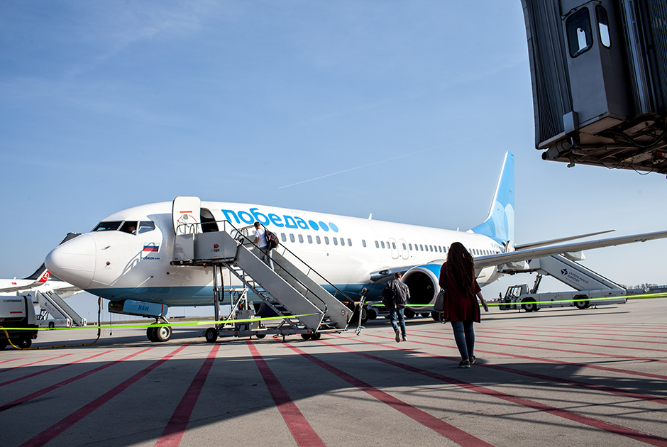 Авиакомпания «Победа» выполняет рейсы в Лейпциг по понедельникам, средам и пятницам. Средняя цена билета составляет 3 тысячи рублей. Однако нередко проездной документ можно приобрести и по фирменной цене «Победы» — за 499 рублей.