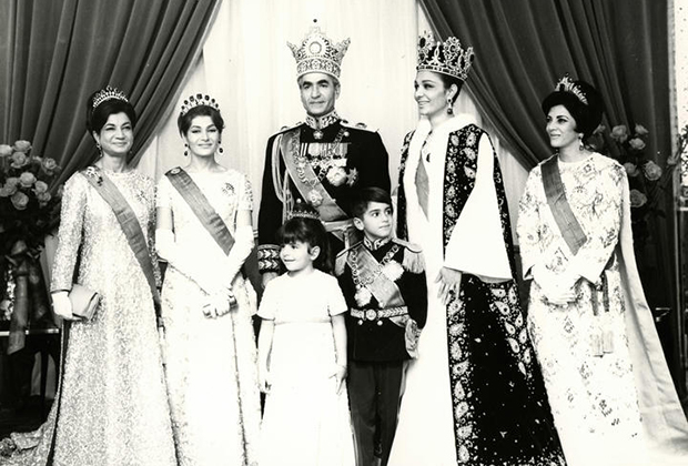 Мохаммед Реза Пехлеви с женой и детьми