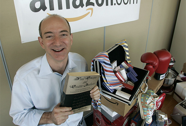 Джефф Безос держит в руках первую книгу, проданную на Amazon.