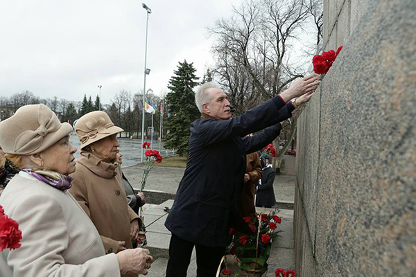 Возложение цветов к памятнику Ленину в Ульяновске