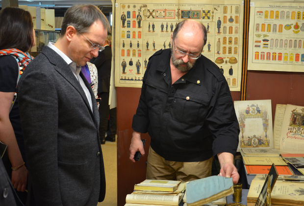 Сотрудник библиотеки показывает коллекцию Александра Макарова