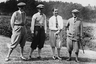 В 1920-е годы законодателями моды в гольфе по-прежнему были британцы. Эта фотография сделана во время международного турнира между сборными США и Великобритании, но все игроки одеты в общем стиле: гольфы, никеры, шерстяные жилетки и неизменные твидовые кепки.  