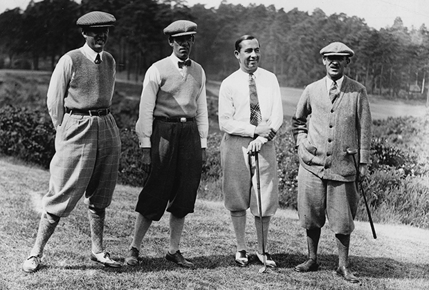 В 1920-е годы законодателями моды в гольфе по-прежнему были британцы. Эта фотография сделана во время международного турнира между сборными США и Великобритании, но все игроки одеты в общем стиле: гольфы, никеры, шерстяные жилетки и неизменные твидовые кепки.  