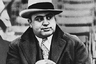 Одним из самых известных любителей гольфа в Америке в 1920-е годы был Аль Капоне. Кепке он предпочитал шляпу, но от никеров и гольфов не отказывался.