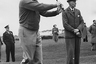 Генерал Дуайт Эйзенхауэр на легендарном поле королевского и старейшего гольф-клуба Сент-Эндрюс, что в Шотландии. Кепке будущий президент предпочел армейскую фуражку, а кардигану — жакет, впоследствии названный в честь него. Октябрь 1946 года. 