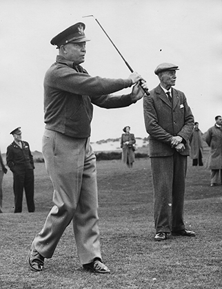 Генерал Дуайт Эйзенхауэр на легендарном поле королевского и старейшего гольф-клуба Сент-Эндрюс, что в Шотландии. Кепке будущий президент предпочел армейскую фуражку, а кардигану — жакет, впоследствии названный в честь него. Октябрь 1946 года. 