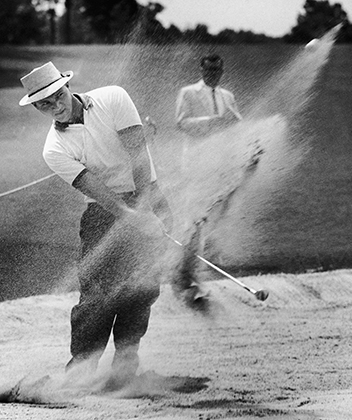 Один из величайших игроков и признанная икона стиля Арнольд Палмер тоже иногда попадал в бункеры. Впрочем, даже в песчаной ловушке он выглядел великолепно. Шляпа, поло и темные брюки — простота и элегантность, покинувшая поля в конце 1950-х. Всеамериканский турнир в Чикаго, 1956 год. 