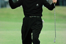 Гари Плейер и его неизменный с конца 60-х годов образ — черные брюки и черная рубашка. Разбавить total-black южноафриканец может лишь ботинками, кепкой или бейсболкой. Британский турнир для ветеранов 1997 года.