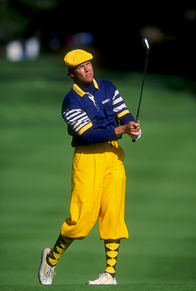 Пейн Стюарт и один из его культовых «луков»: кепка, никеры и гольфы будто из 20-х и сочетание ярко-желтого и синего цветов, характерное для 70-х. Турнир в Пеббл-Бич, 1993 год.
