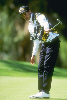Таким Тайгера Вудса вы вряд ли видели. В 1993 году 17-летний игрок впечатлил всех своей игрой на Los Angeles Open, но над стилем еще нужно было поработать. В выборе одежды Вудс был куда консервативнее, чем в интимных связях.  