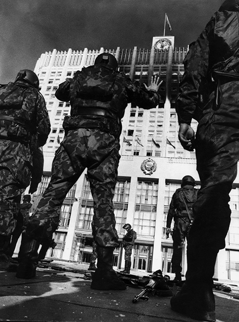 Осада Белого дома во время октябрьских событий 1993 года — попытки государственного переворота, расстрела здания Верховного Совета.
