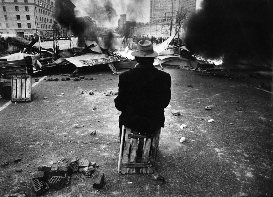 Старик сидит на ящике перед горящей баррикадой во время октябрьских событий 1993 года — попытки государственного переворота, расстрела здания Верховного Совета.
