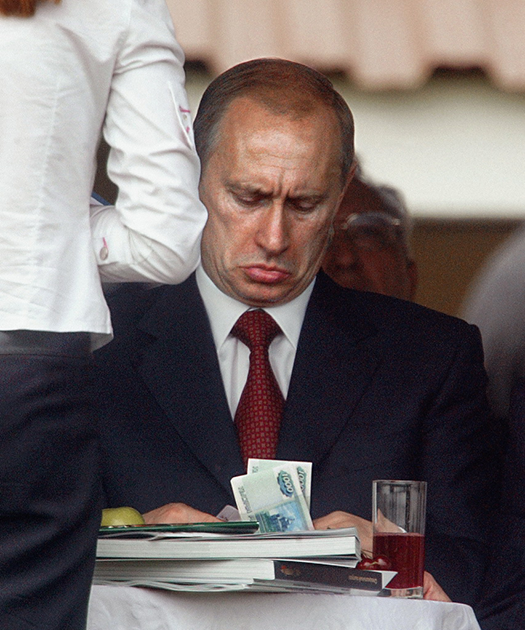 Президент России Владимир Путин делает денежную ставку на проведении первых «Скачек на приз президента России» на Центральном Московском ипподроме.