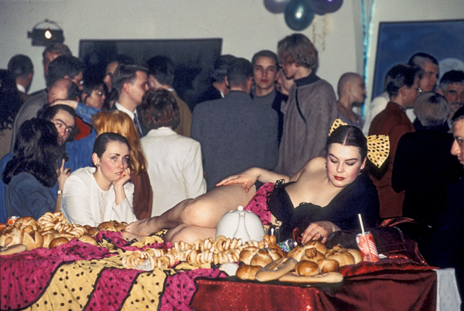 Тусовка в ночном клубе, посвященная эротическому музыкальному видео.